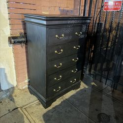 FREE Large Dresser (Vermont x 7th)