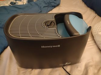 evaporative humidifier brand new Honeywell germ-free