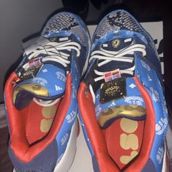 Kansas Jawhawk agent Gil shows Adidas size 10 in men’s