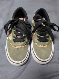 Big kids boys shoes size 1 like new