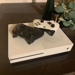 Xbox One S Bundle – 2 Controllers + Rechargeable Battery – Great Condition