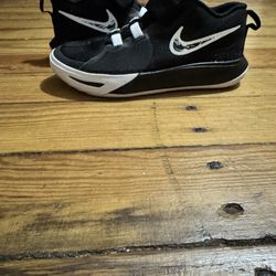 🔥NEW Nike Kyrie Flytrap 6 Black White Athletic Shoes DQ8093-009 Youth Size 1Y🔥