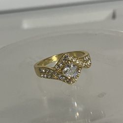 Gold diamond engagement ring