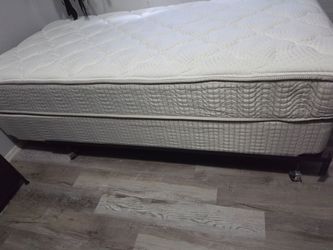 Twin Mattress and box spring, great condition