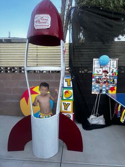 Toy Story: DIY pizza planet rocket.  7+ft tall