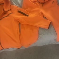 Nike Tech sweatsuit (top & bottom size XL)