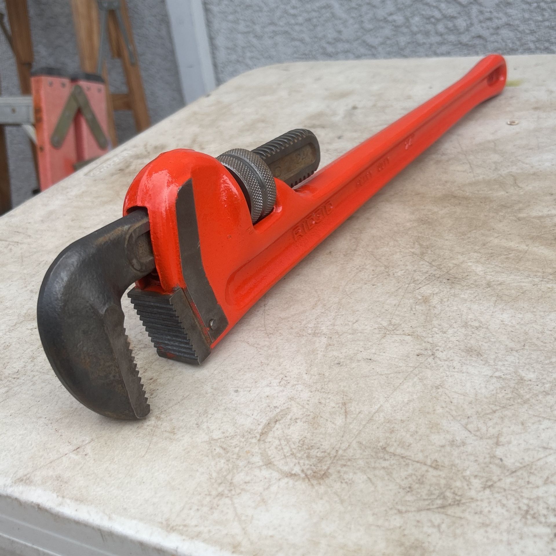24” RIDGID PIPE WRENCH. (LIKE NEW )