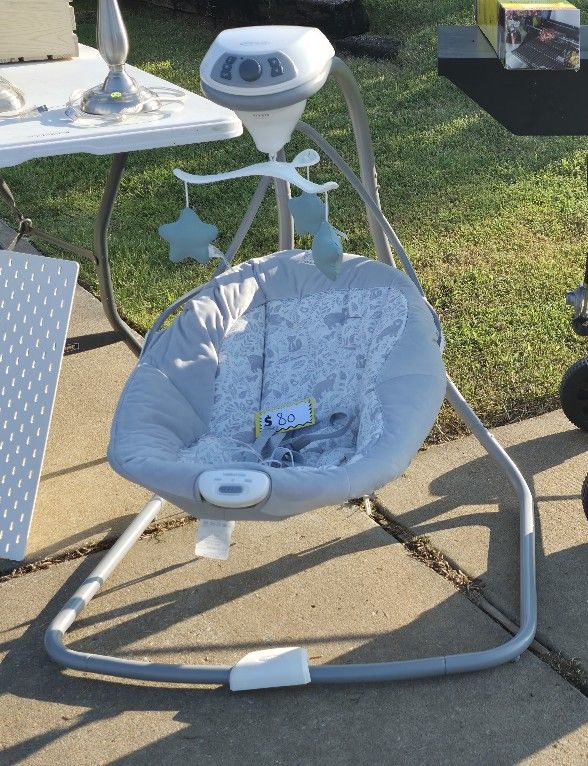 FOR SALE π¨ Graco Baby Swing - $80 OBO