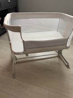 Baby Bedside Bassinet with Mesh Sides