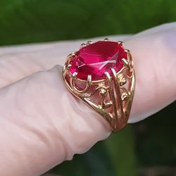 14k Ring Beautiful Lady Ring Sz 7.5Red Stone