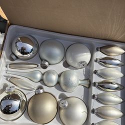 100 PIECE GLASS DECORATIONS KIT NEW IN BOX