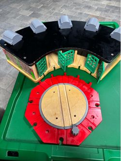 Thomas & Friends Tank Engine Wooden Railway Tidmouth Sheds Roundhouse 2001
