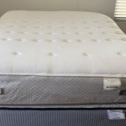 USED QUEEN SIZE MATTRESS WITH BOX SPRINGS DELIVERY 🚚 AVAILABLE