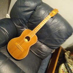 VINTAGE. 60s KENT  BARITONE UKALELE IN GREAT CONDITION FOR ITS AGE.  150.00