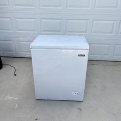 White 5.2 Cubic Ft. Chest Freezer 