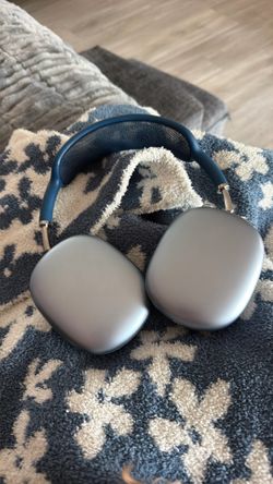 AirPods max lighting cable version