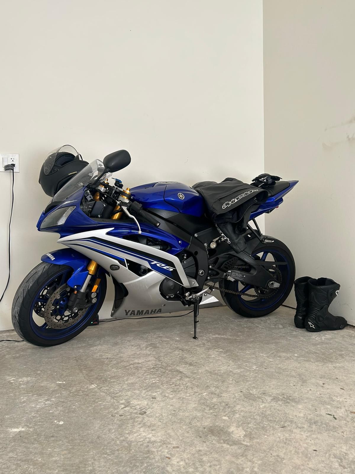 2016 Yamaha R6 $9,000