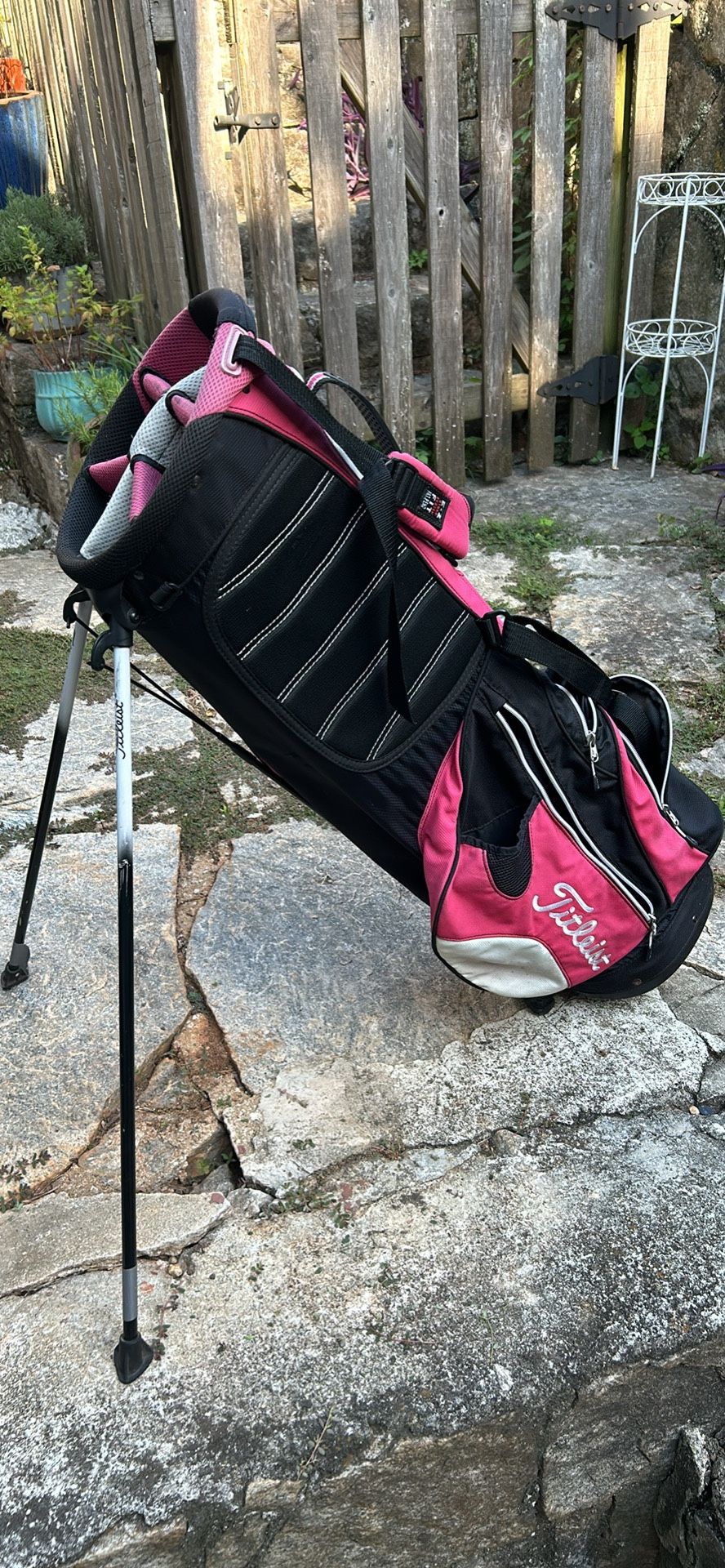 Titleist Women’s Golf Bag Stand Up Back Straps Pink White Black w/ 2 Raincovers