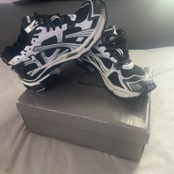 Balenciaga Runners Black And white V2 Size 11