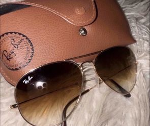 Woman Ray-Ban Aviators
