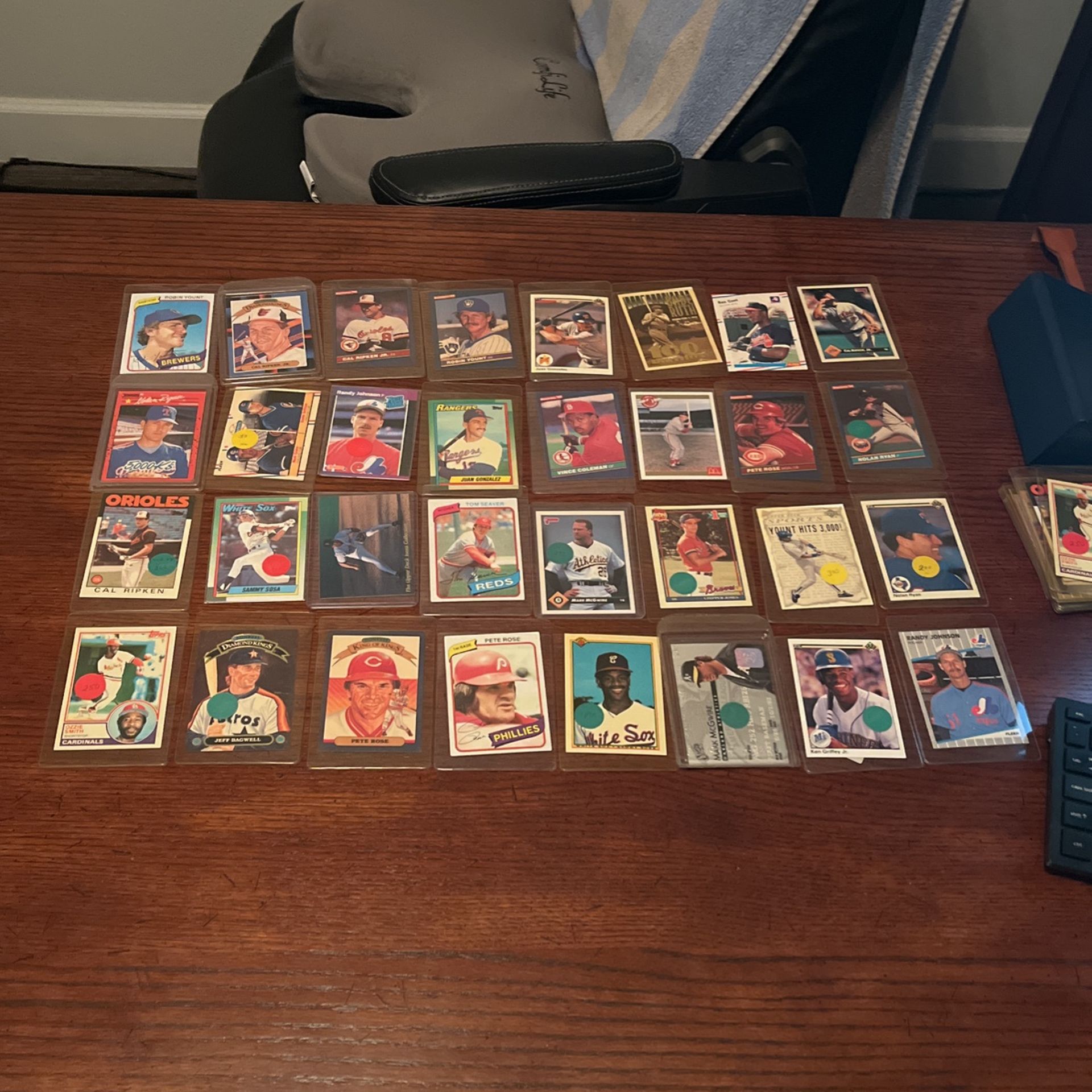 Lot Of 32 Baseball Star Cards Sosa Rose McGwire Griffey Young More