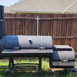 Large BBQ Pit Smoker