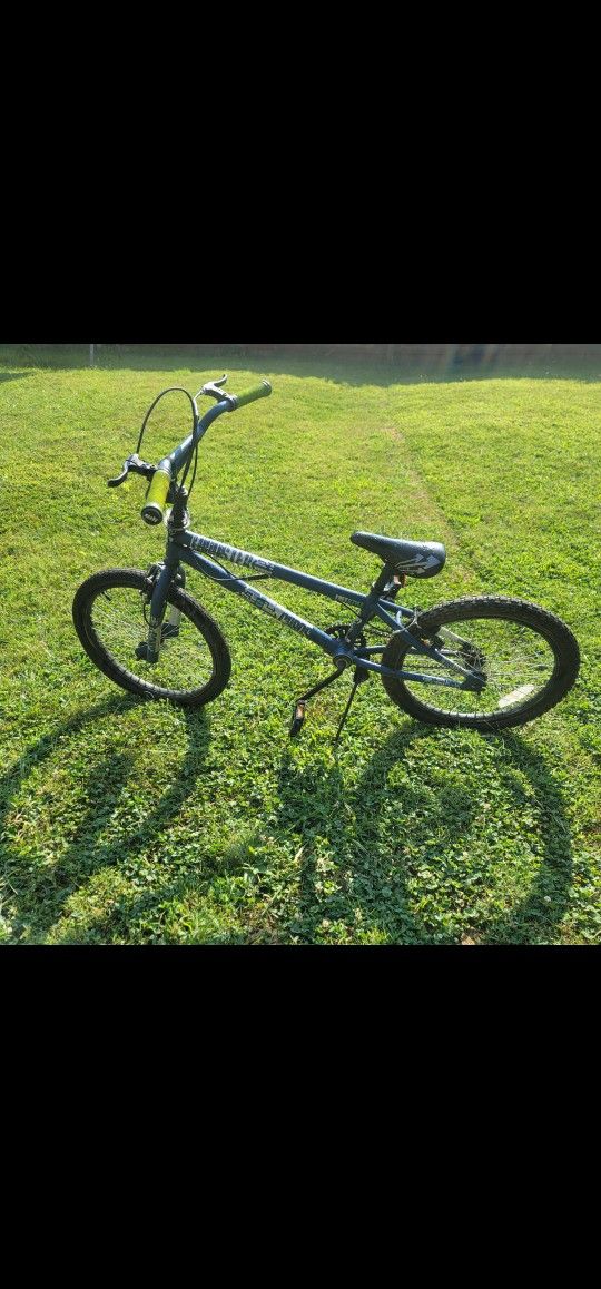 BMX Thruster Chaos Freestyle 20" Boys Bike (Retail more than $100) Selling for $50