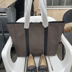 Michael Kors Over size tote NEW  Michael Kors Moccasin shoes Fulton Signature LogoBrown 9 This bag is perfect used for traveling, school, gym, can be 