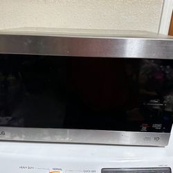LG NeoChef 0.9 cu ft Countertop Microwave (Model LMC0975ST) 