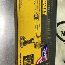 Dewalt DCE580D1 20V MAX Cordless 300-600 ml Sausage Pack Adhesive Gun with (1) 20V 2.0Ah Battery and Charger