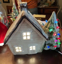 Vintage ceramic cabin with Christmas tree… Beautiful and working