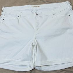 Levi's Women's Mid Length Shorts White Size 24W New No  Tags 6.5’’ Length