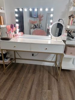 Vanity table with Mirror