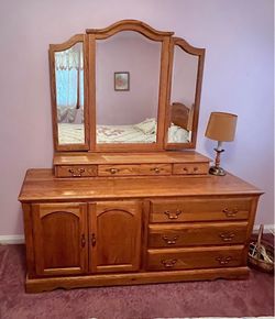 Mint Condition Solid Oak Bedroom Set
