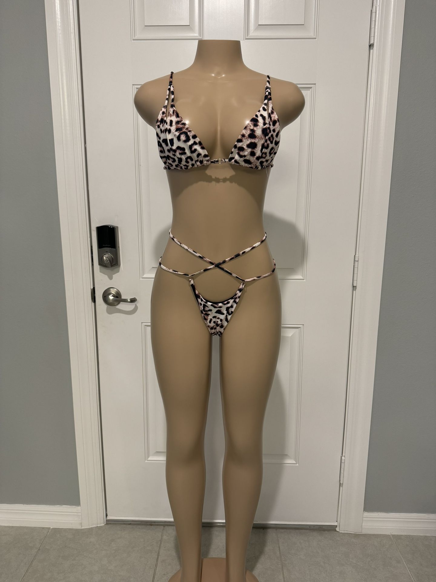 Ana Bikini