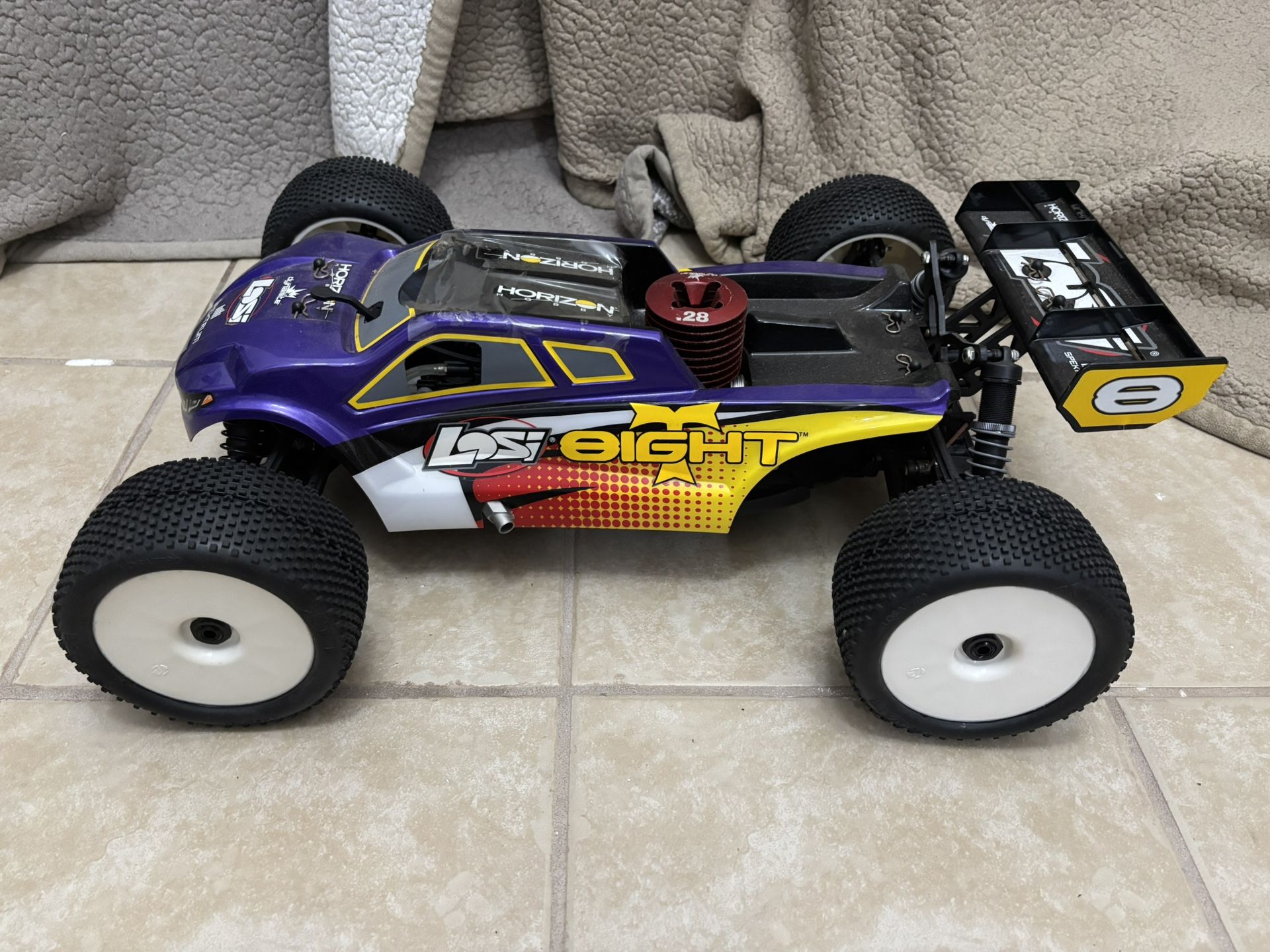 1/8 8IGHT-T 4X4 Nitro Truggy RTR, Purple/Yellow