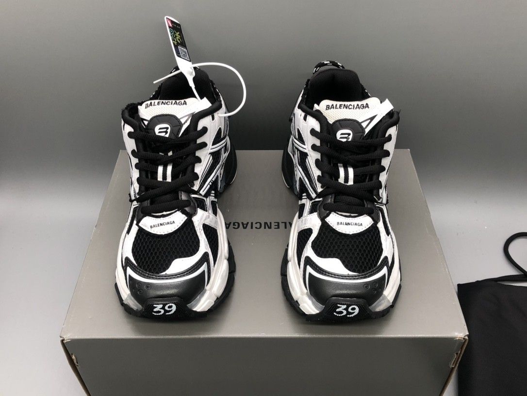"Balenciaga Runner 7.0 Black
White"
All sizes of shoes are in stock