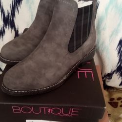 WOMEN'S BRAND NEW ANKLE BOOTS. NEVER WORN. GRAY. SZ 8    