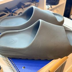 YEEZY SLIDES 