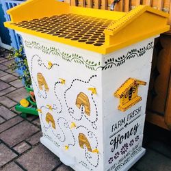 TABLE/STORAGE BOX
