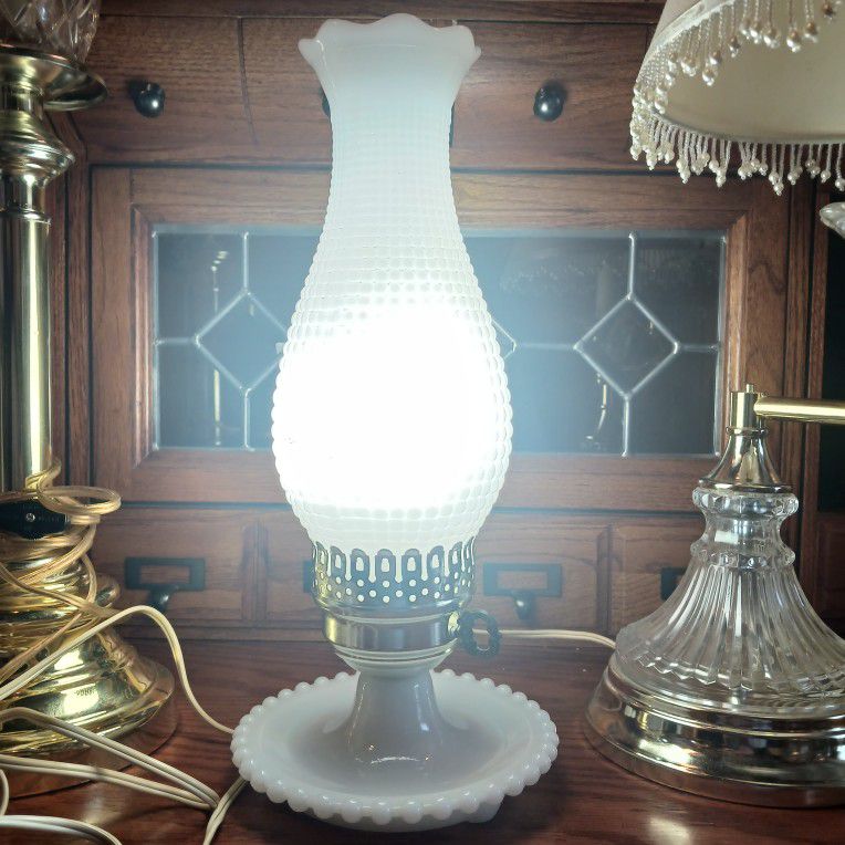  REALLY NICE LOOKING VINTAGE MILK GLASS TABLE LAMP  Great Condition 