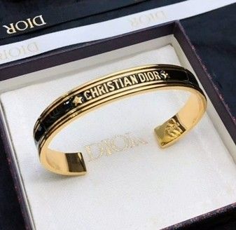 Fashionable letter bracelet