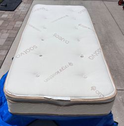 Twin XL Saatva Latex Hybrid Mattress - Like New