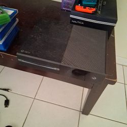 XBOX ONE (2013) LIKE NEW W GAMES AND MOVIES.
