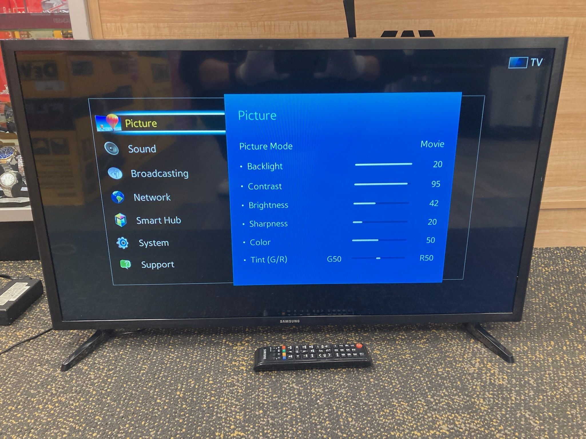 SAMSUNG UN32J5205 32” Class M4500 Series LED HD Smart Tizen TV With Remote