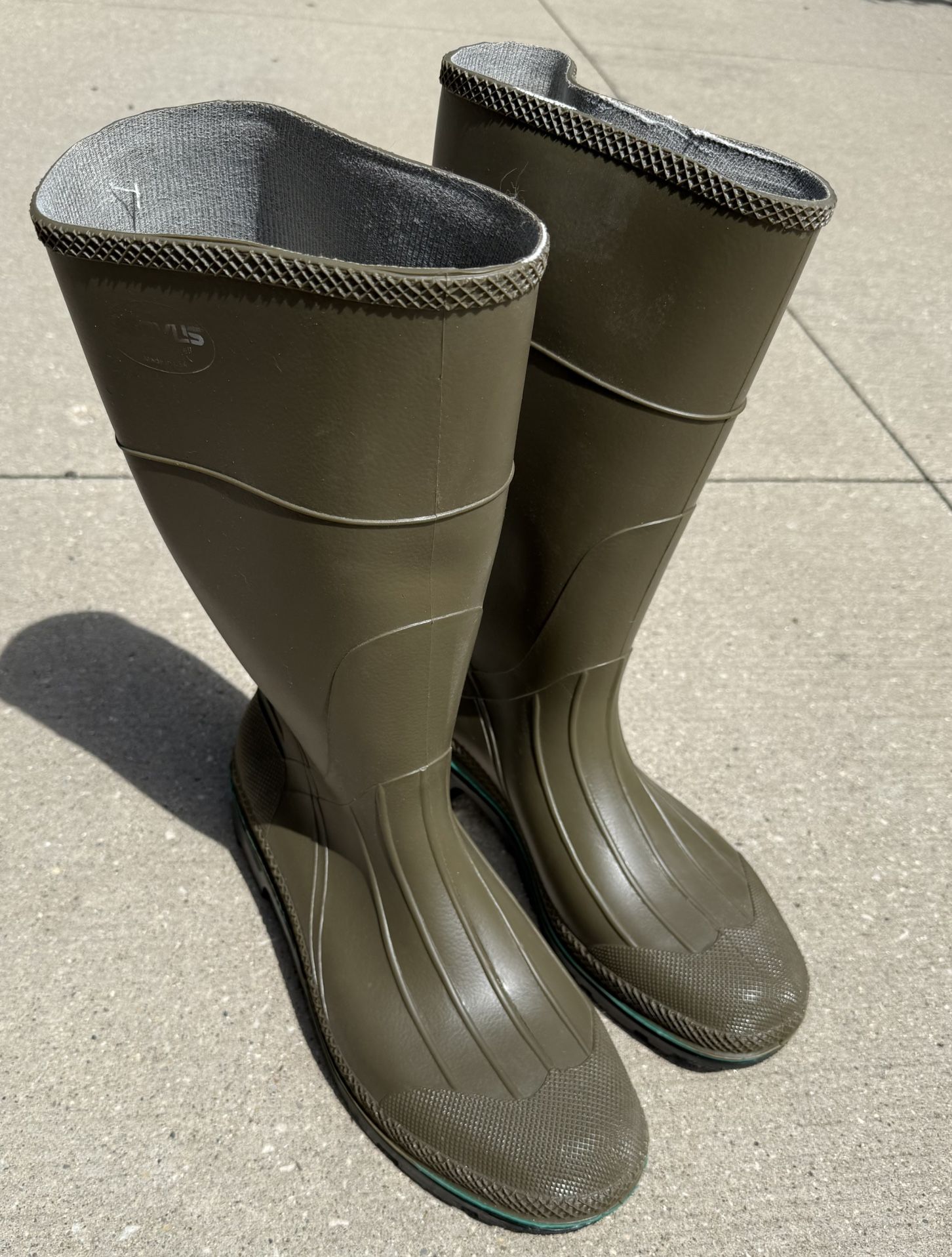 Size 14 army green rubber boots, barely used.