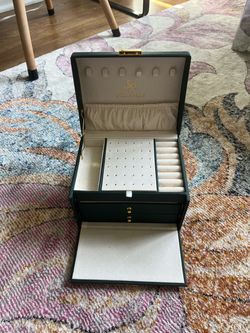 Green leather jewelry box