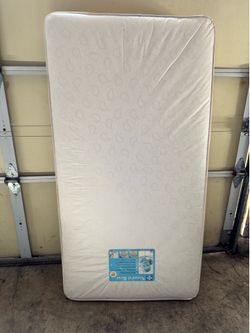 Crib / crib mattress