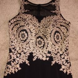 Extra Large XL formal dress Women sweetheart neckline evening gown Night scene

Beautiful sequined black and gold dress, mermaid style with stretchy m