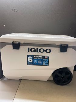Igloo Latitude 137 Cans 90 Quart Rolling